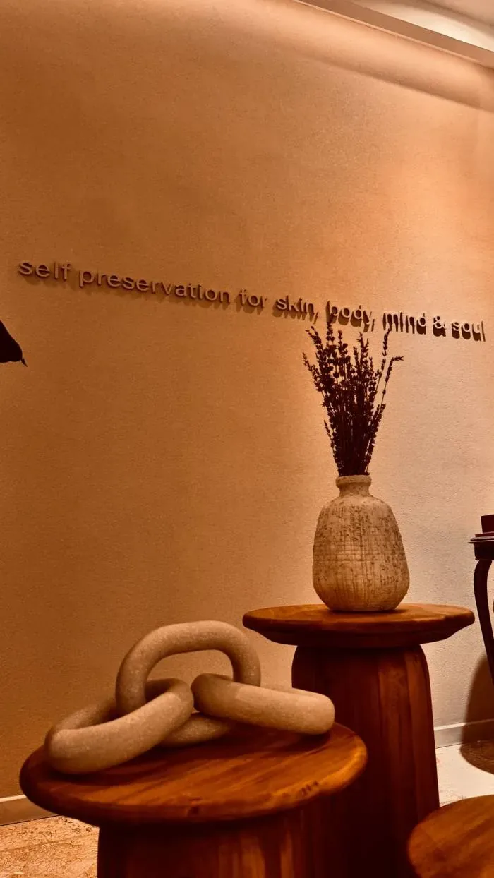 Detalle de interior cálido en Spa Belgrano